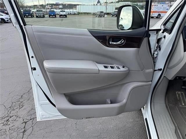 2017 Nissan Quest Base